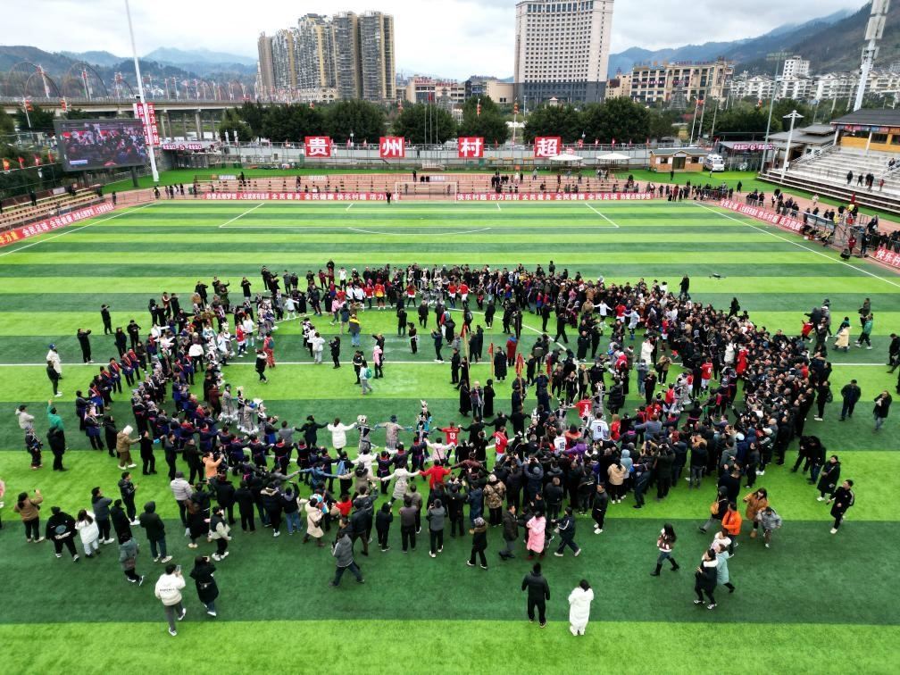 比賽結束后，兩隊隊員、親友團和大批觀眾手拉手跳起侗族舞蹈。新華社發(fā)（王炳真攝）