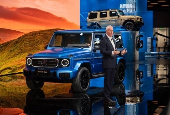 4月25日，在北京中國國際展覽中心順義館舉行的2024北京車展上，梅賽德斯—奔馳集團(tuán)股份公司董事會成員唐仕凱介紹梅賽德斯—奔馳純電G級越野車。新華社記者 才揚 攝