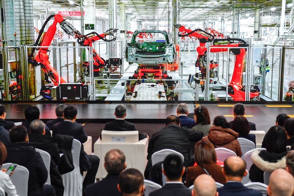 2024年1月26日，奧迪一汽新能源汽車(chē)有限公司預(yù)批量生產(chǎn)正式啟動(dòng)，嘉賓觀看奧迪一汽新能源汽車(chē)有限公司生產(chǎn)車(chē)間的宣傳短片。新華社記者 許暢 攝