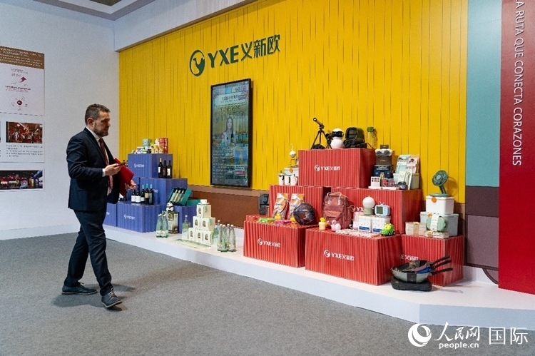 “義新歐”中歐班列（義烏—馬德里）開行十周年成果展上展出班列運(yùn)送的各類商品。大衛(wèi)·阿瑪爾攝