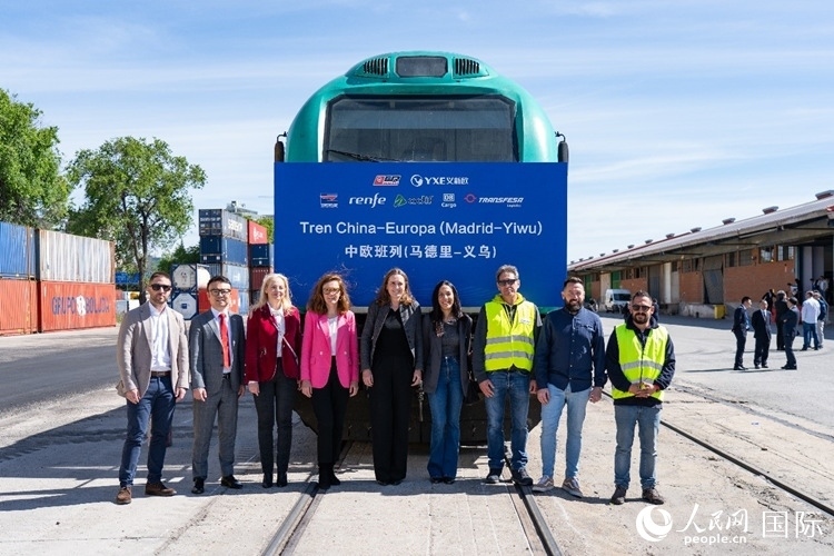 義新歐集團(tuán)合作伙伴德鐵貨運(yùn)歐亞有限公司員工與紀(jì)念號(hào)班列合影留念。大衛(wèi)·阿瑪爾攝