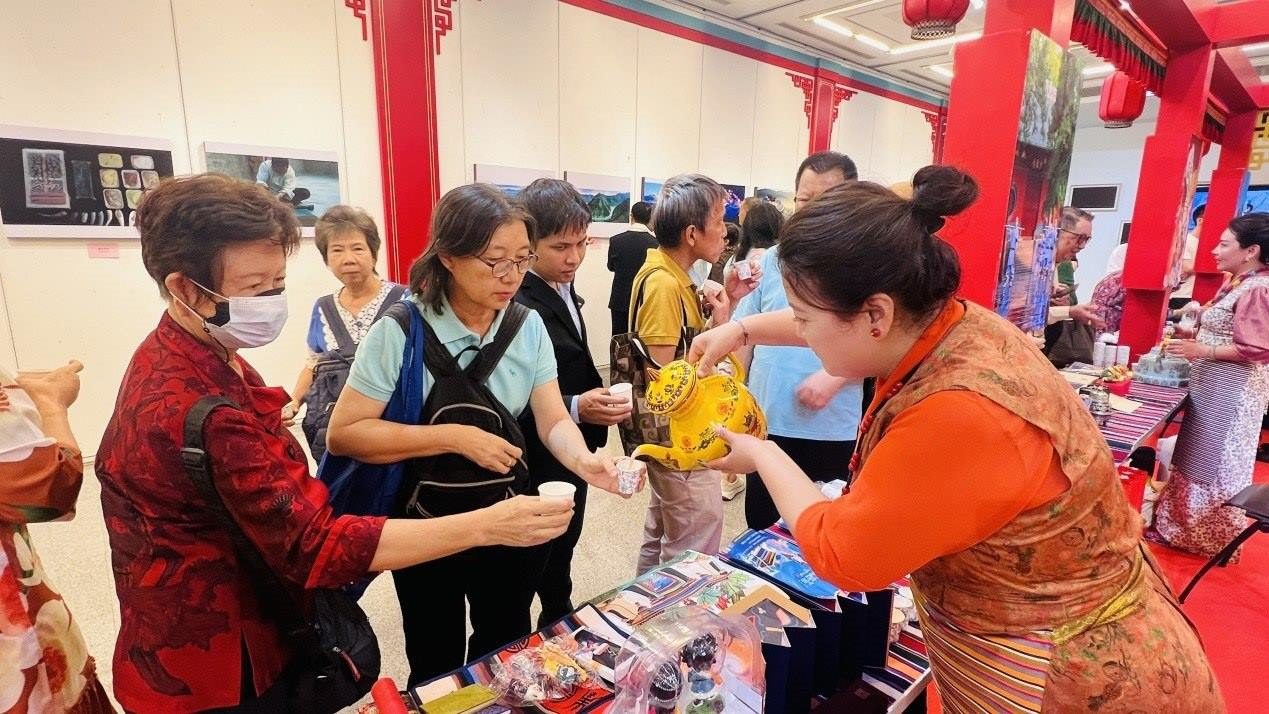 觀(guān)眾爭(zhēng)相體驗(yàn)酥油茶。曼谷中國(guó)文化中心供圖