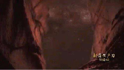 要甄別并發(fā)現(xiàn)暗物質(zhì)粒子，如同在一場(chǎng)人聲鼎沸的足球比賽現(xiàn)場(chǎng)聽(tīng)見(jiàn)一根鋼針跌落的聲音。