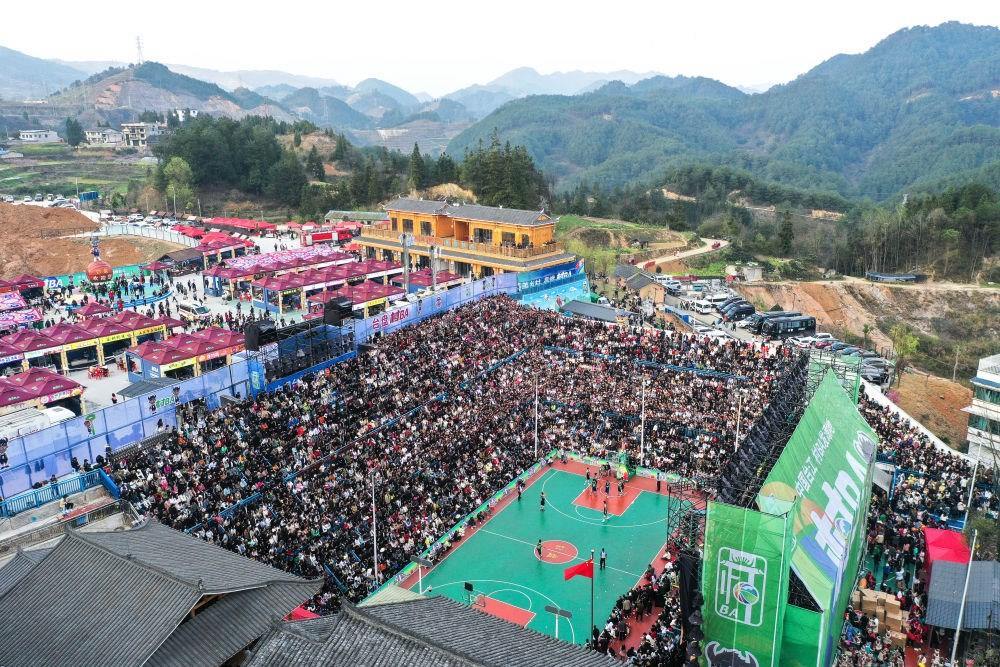 貴州省臺江縣舉辦的2024年“村BA”球王爭霸賽現(xiàn)場（2024年3月22日攝，無人機照片）。新華社記者 楊文斌 攝