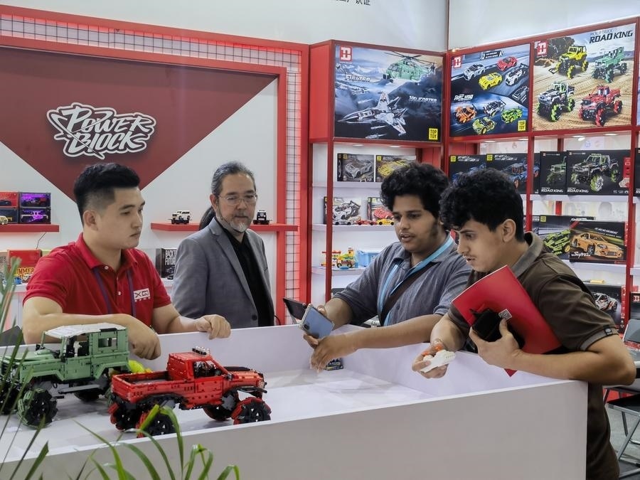 在第135屆廣交會(huì)第三期現(xiàn)場(chǎng)，采購(gòu)商在廣東信宇科技股份有限公司展位選購(gòu)、體驗(yàn)積木遙控車產(chǎn)品（5月2日攝）。新華社記者 洪澤華 攝