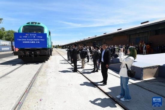 5月8日，在西班牙馬德里，嘉賓們參加中歐班列（義烏—馬德里）開行十周年紀(jì)念號(hào)班列發(fā)車儀式。新華社發(fā)（古斯塔沃·巴連特?cái)z）