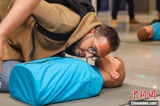 5月9日，留學(xué)生利用假人道具練習(xí)心肺復(fù)蘇技巧。張鷹 攝