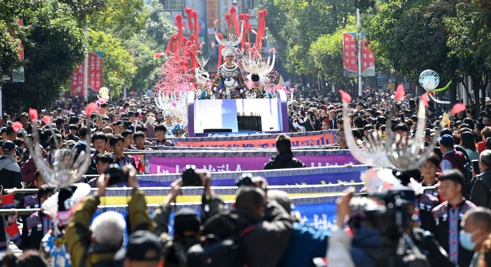 在貴州雷山縣縣城，苗族群眾身著盛裝，載歌載舞參加苗年和鼓藏節(jié)的巡游活動（2023年11月16日攝）。新華社記者 楊楹 攝