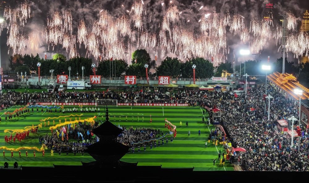 在貴州省榕江縣舉行的2024全國“村晚”示范展示活動暨貴州“村超村晚”活動中，音樂煙花秀精彩上演（2024年2月3日攝，無人機照片）。新華社記者 劉續(xù) 攝