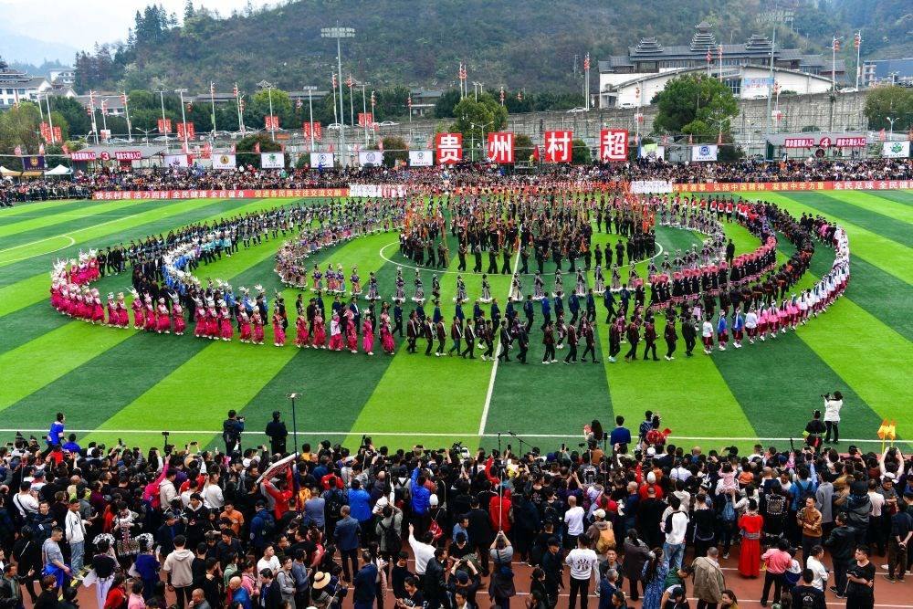 演員在貴州省榕江縣舉辦的2024年第二屆貴州“村超”總決賽開幕式上表演節(jié)目（2024年3月16日攝）。新華社記者 楊文斌 攝