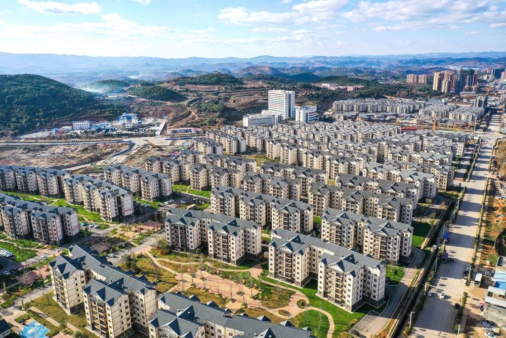 貴州省威寧縣五里崗街道朝陽新城易地扶貧搬遷安置小區(qū)（2021年11月28日攝，無人機照片）。新華社記者 楊文斌 攝