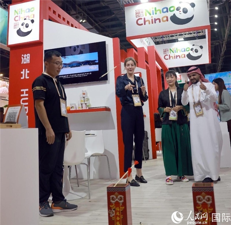 觀眾在參與投壺游戲。人民網(wǎng)記者管克江攝