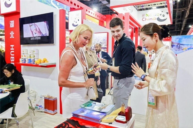 觀眾在參觀中國展臺。錢文康攝