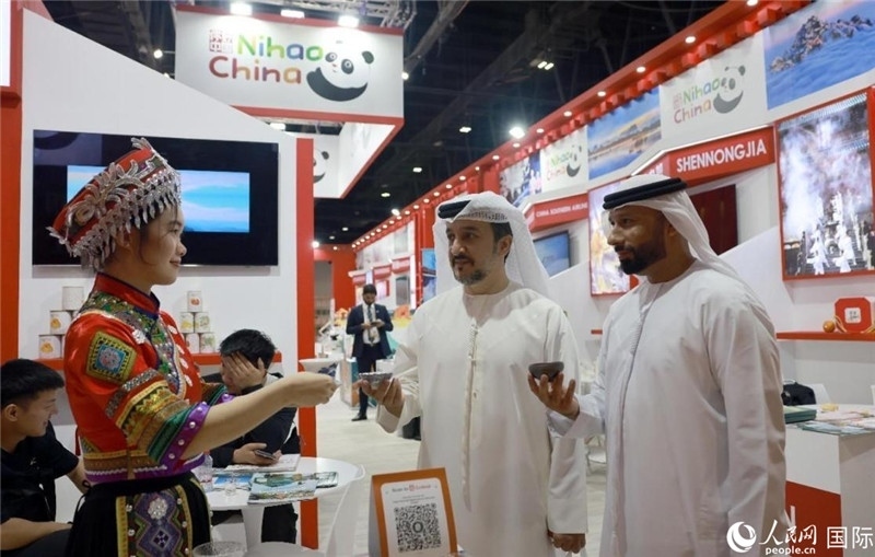 兩名阿聯(lián)酋觀眾在品嘗湖北名茶。人民網(wǎng)記者管克江攝