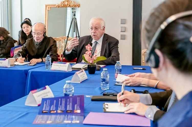 法蘭西科學(xué)院副院長(zhǎng)、巴黎地理學(xué)會(huì)主席讓-羅伯特·馬里·皮特先生發(fā)言（圖片：中國傳媒大學(xué)