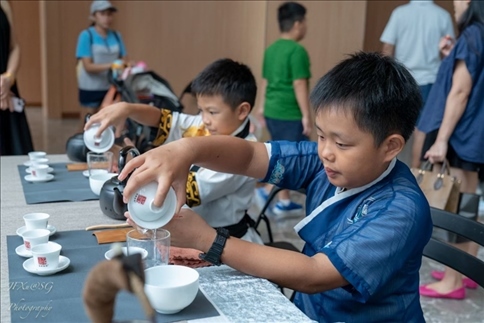 新加坡孩子們在活動現(xiàn)場體驗學習茶藝。新加坡中國文化中心供圖