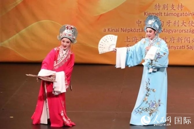 “玉蘭花開·魅力上?！弊哌M布達佩斯。葉辰亮攝