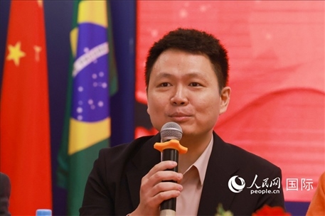 中國(guó)駐里約熱內(nèi)盧總領(lǐng)館副總領(lǐng)事王尉育在座談會(huì)上致辭。人民網(wǎng)記者 陳海琪攝