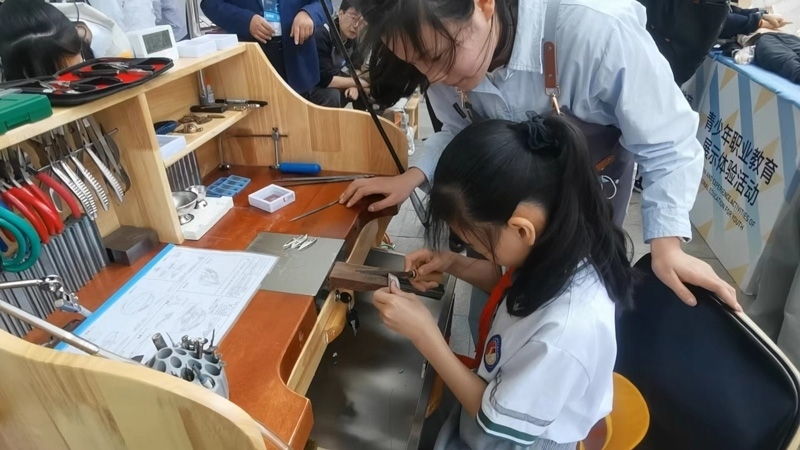 中小學生在現場進行職業(yè)教育體驗 人民網記者 崔競文攝