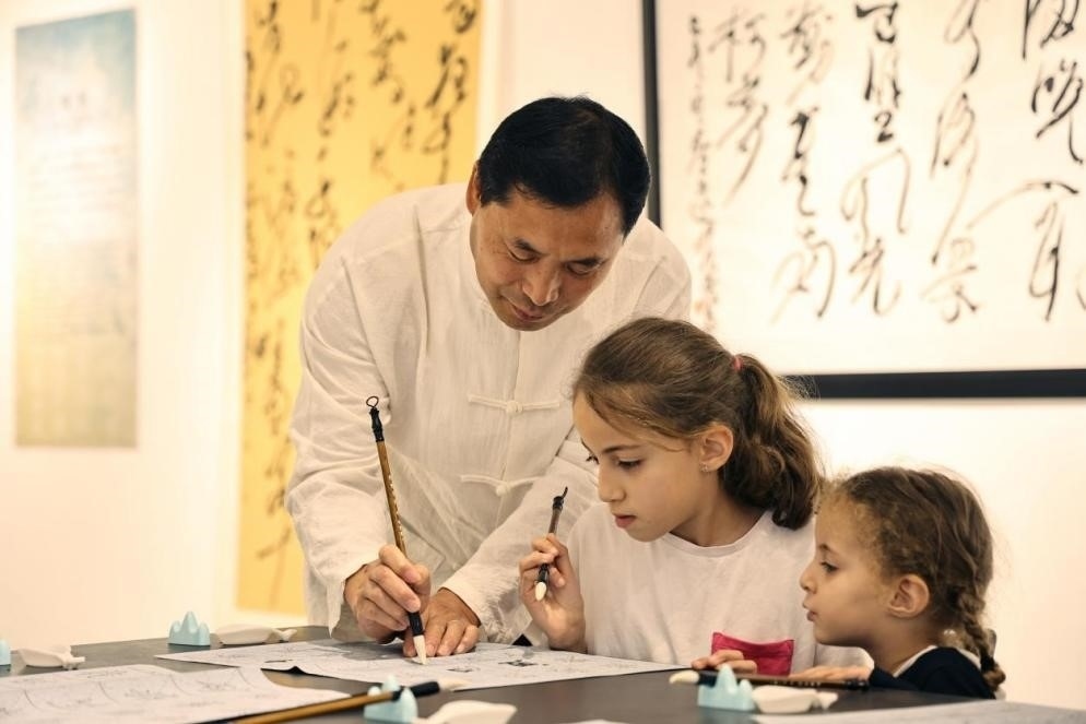 中國書法老師帶領(lǐng)現(xiàn)場觀眾體驗書法。拉巴特中國文化中心供圖