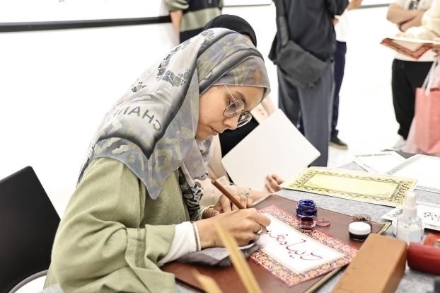 摩洛哥書法老師正在創(chuàng)作。拉巴特中國文化中心供圖