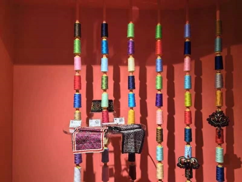 貴州省民族博物館內(nèi)展示的色彩斑斕的苗繡原材料及繡片（2024年4月27日攝）。新華社記者 楊欣 攝