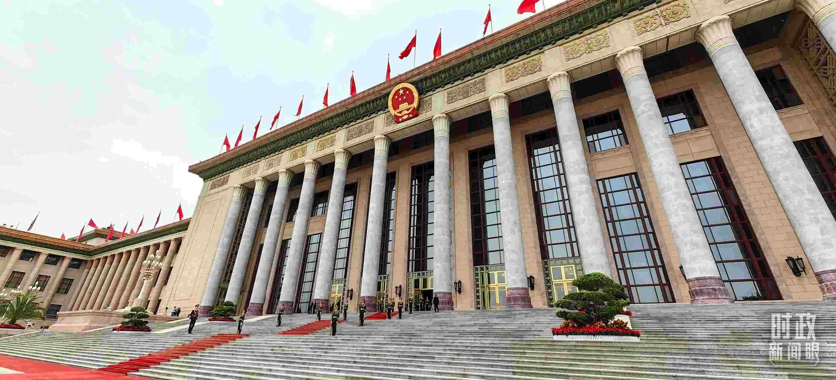 △人民大會(huì)堂東門(mén)外廣場(chǎng)。（總臺(tái)央視記者段德文拍攝）