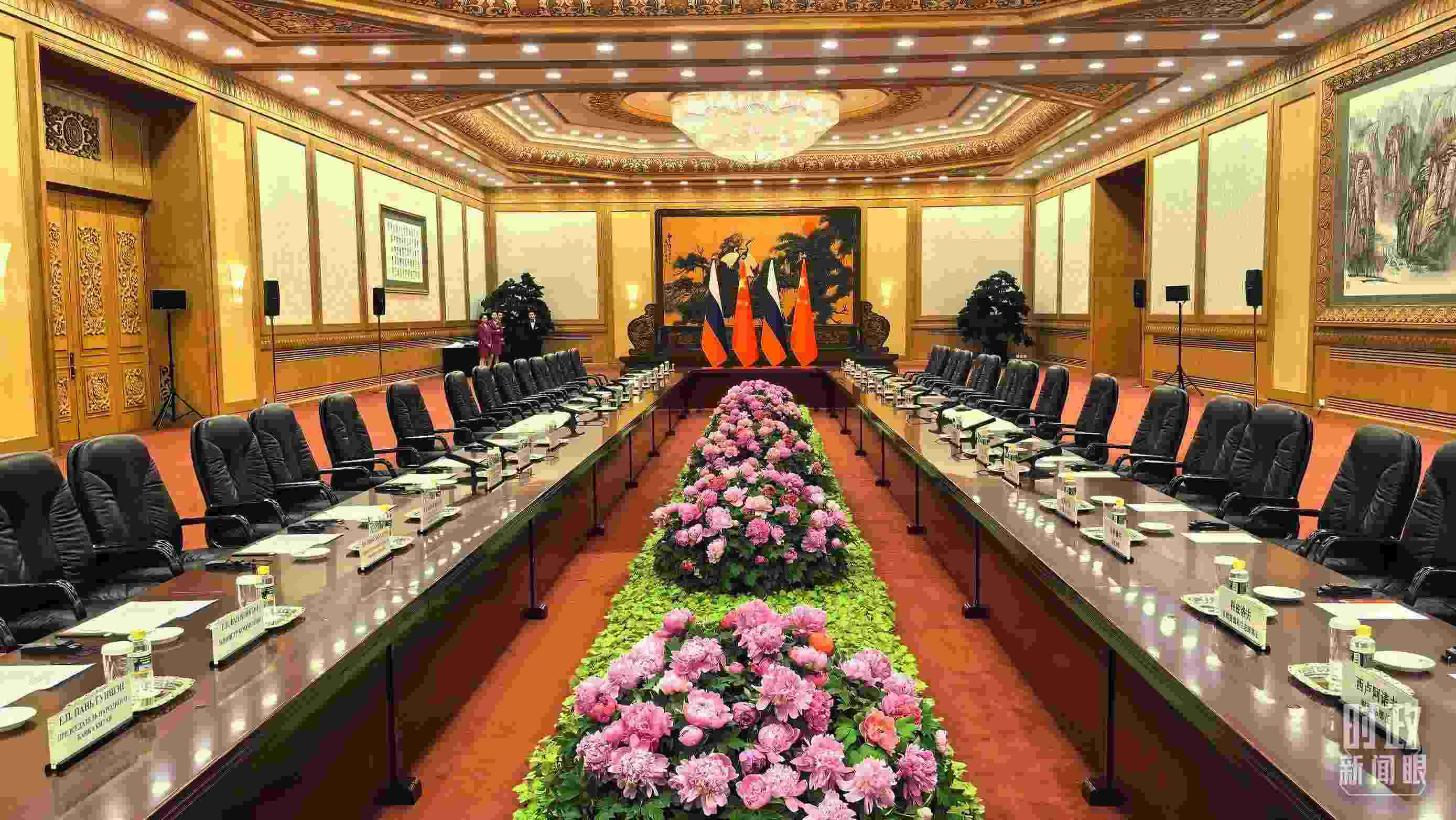 △中俄兩國(guó)元首隨后主持大范圍會(huì)談，這是會(huì)談開(kāi)始前的現(xiàn)場(chǎng)。（總臺(tái)央視記者鄂介甫拍攝）