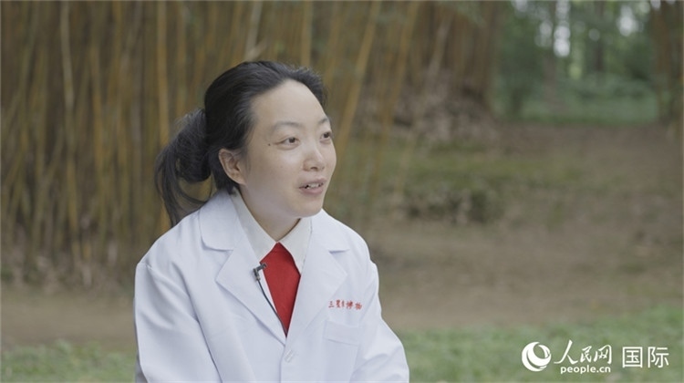 三星堆博物館文物修復(fù)師謝麗接受人民網(wǎng)采訪。人民網(wǎng)記者 張榮攝