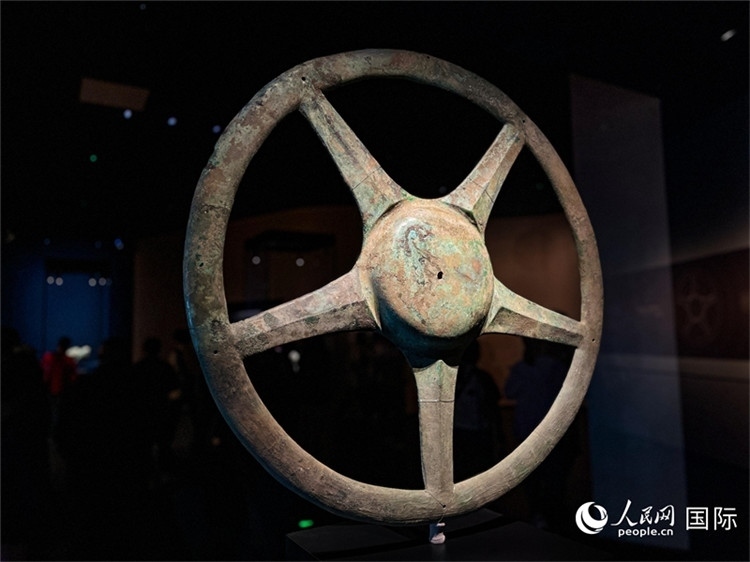 三星堆博物館中展出的太陽(yáng)輪。人民網(wǎng)記者 羨江楠攝