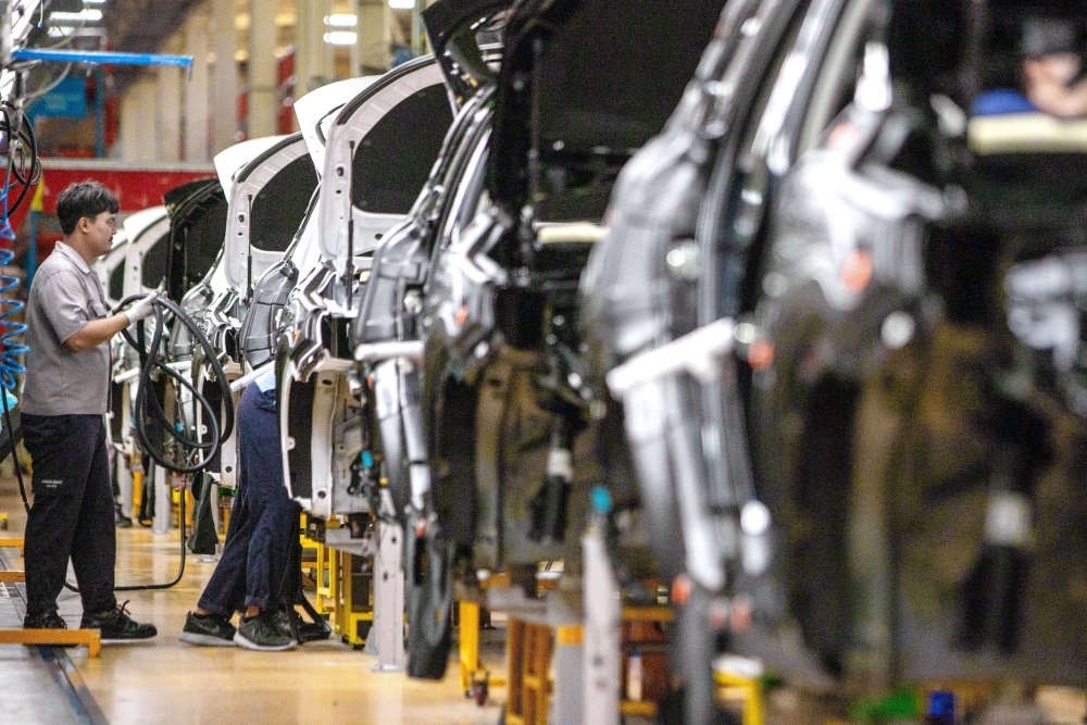 2023年9月7日，在位于泰國(guó)春武里府的上汽正大公司汽車工廠，工人在生產(chǎn)車間內(nèi)工作。新華社記者 王騰 攝