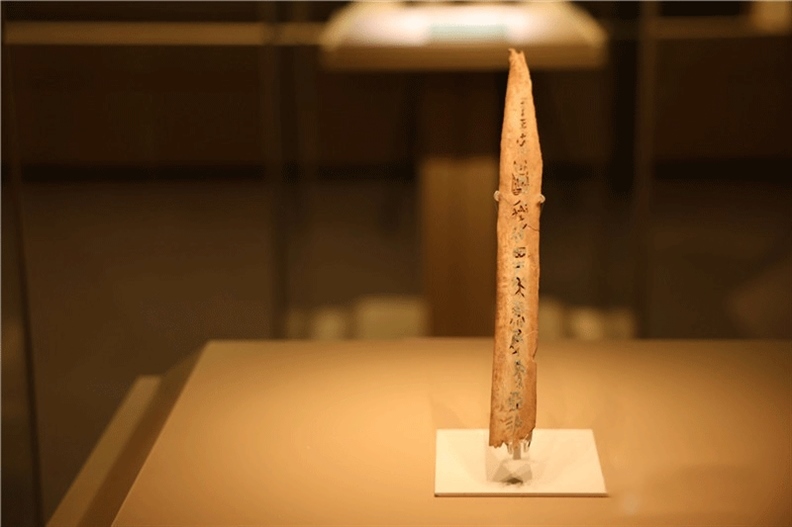 △殷墟博物館新館中展有我國博物館現(xiàn)存唯一一件文字鑲嵌綠松石甲骨。