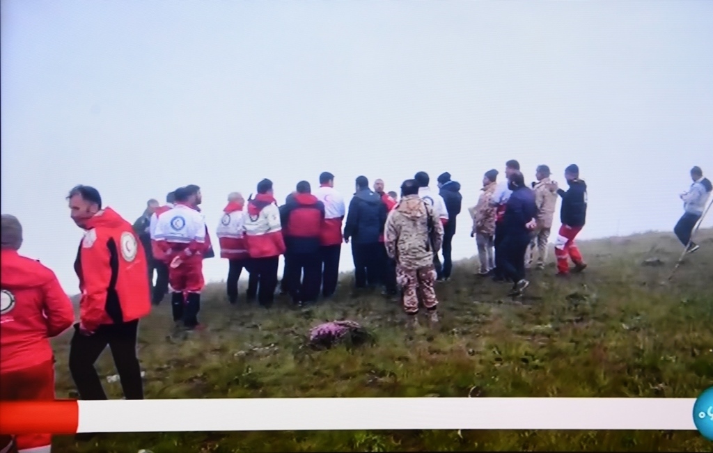 據(jù)伊朗邁赫爾通訊社5月20日報道，伊朗總統(tǒng)萊希在直升機事故中遇難。這是5月20日拍攝的伊朗國家電視臺播放的救援人員抵達事故現(xiàn)場的畫面。 新華社記者 沙達提 攝