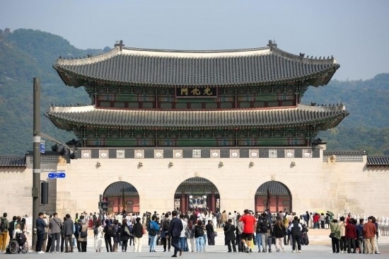 2023年10月18日，游客在韓國首爾光化門參觀。新華社記者王益亮攝