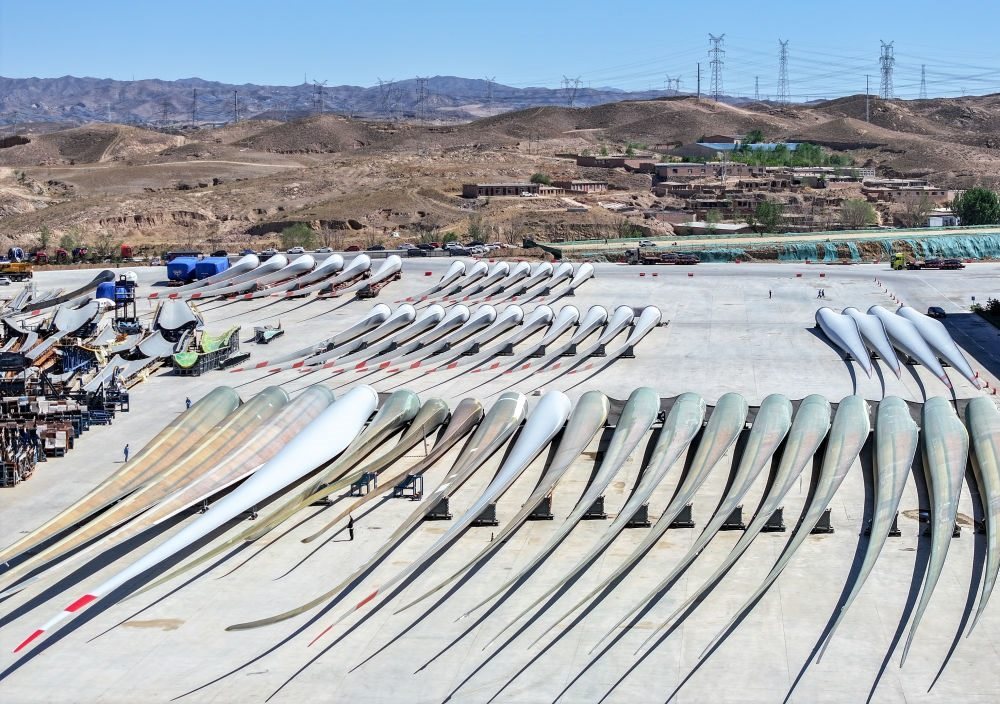 2024年5月11日拍攝的碼放在內(nèi)蒙古包頭市石拐區(qū)一家風(fēng)電設(shè)備制造企業(yè)廠區(qū)內(nèi)的葉片（無(wú)人機(jī)照片）。新華社記者 連振 攝