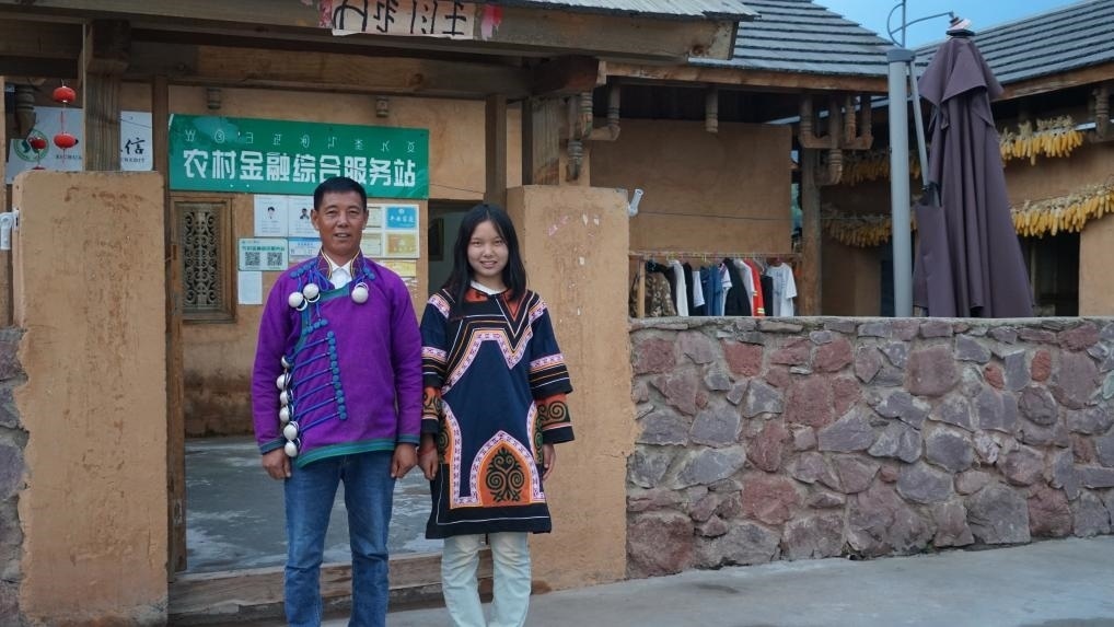 吉好有果和父親吉好也求在三河村新家合影。新華社記者 尹恒 攝