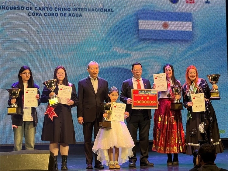 圖為中國駐阿根廷大使王衛(wèi)、阿根廷華文教育基金會會長劉芳勇為五名“金獎”選手頒獎（阿根廷拉普拉塔國立大學(xué)孔子學(xué)院供圖）