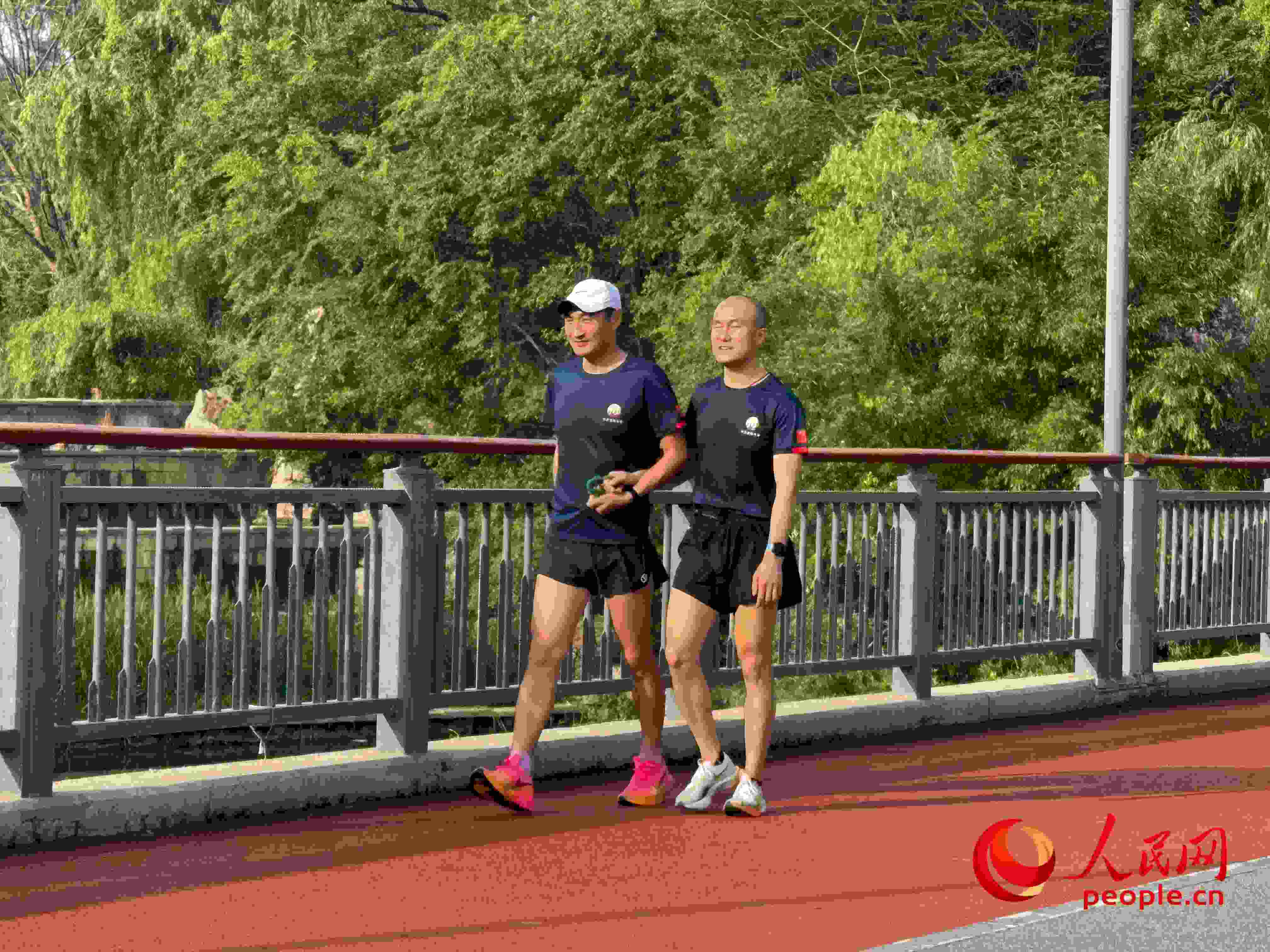李玉寶和何亞君跑步后進(jìn)行調(diào)整。人民網(wǎng) 周靜圓攝