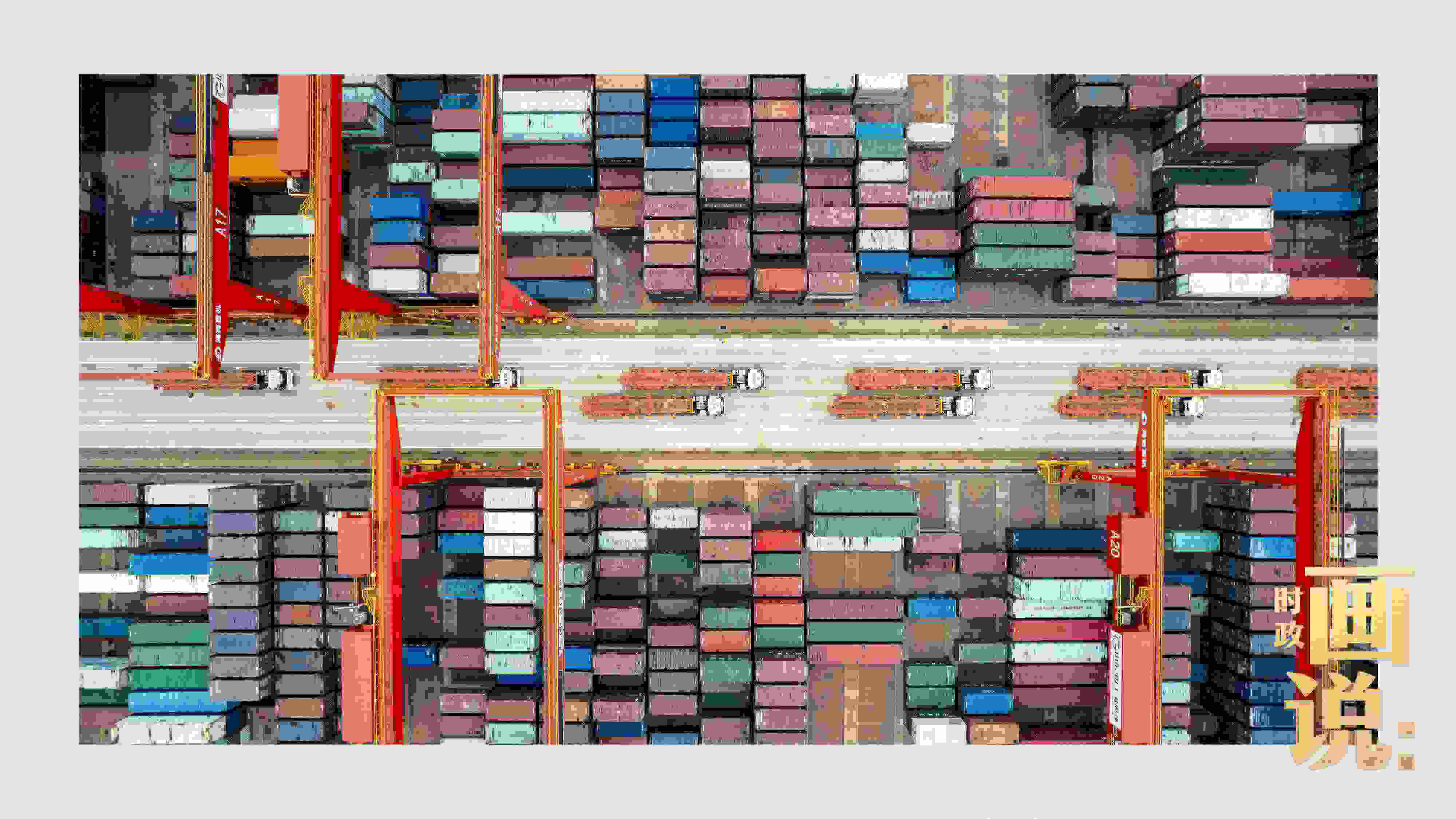 △相比于傳統(tǒng)碼頭，智慧、綠色的全自動(dòng)化集裝箱碼頭單機(jī)效率可提升50%，綜合成本降低70％，人力成本下降80%，每年可削減碳排放9720噸。