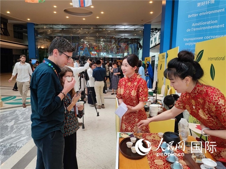 與會(huì)嘉賓在中國(guó)展臺(tái)品茶。 人民網(wǎng)記者 謝亞宏攝