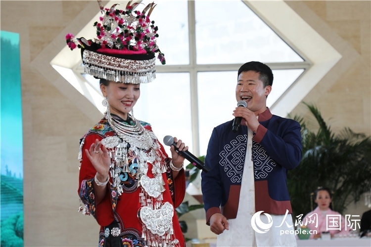 2、來自湖北的歌唱家演唱民族歌曲。 人民網(wǎng)記者 李志偉攝