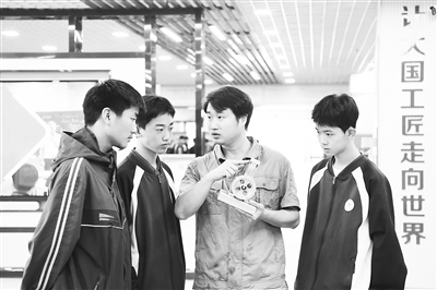 職業(yè)院校教師為數(shù)控技術(shù)應(yīng)用專業(yè)學生授課。 新華社記者 王全超攝