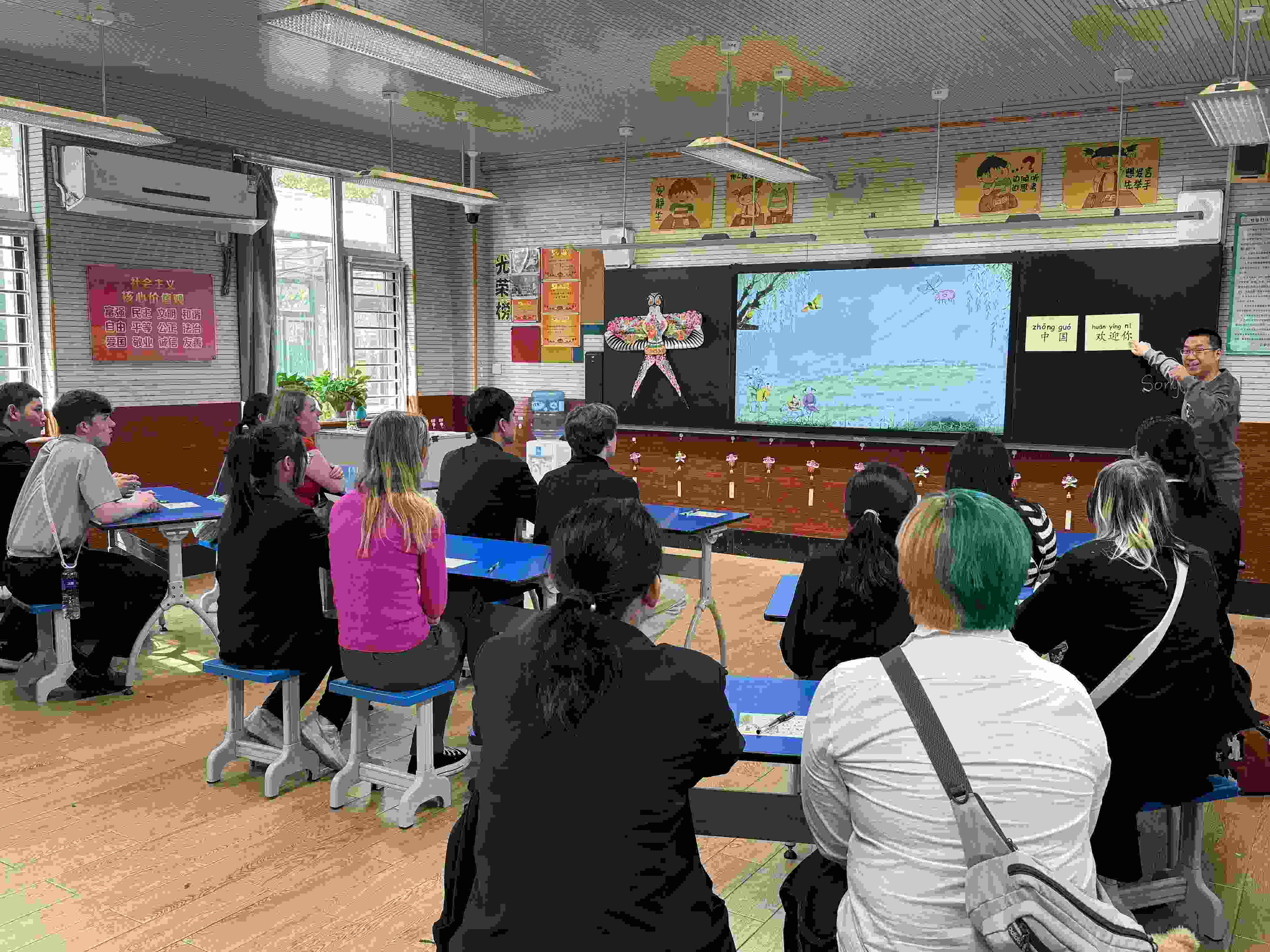 2024年4月20日，美國艾奧瓦州馬斯卡廷高中“友誼傳承”研學團來到石家莊外國語學校，中美學生同上一節(jié)中文課。