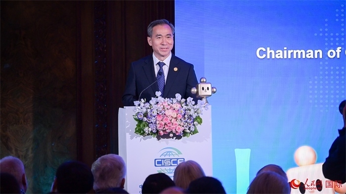 中國(guó)國(guó)際貿(mào)易促進(jìn)委員會(huì)會(huì)長(zhǎng)任鴻斌致辭。人民網(wǎng) 郭錦標(biāo)攝