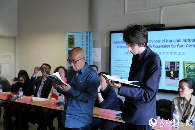 法國(guó)學(xué)子與作家韓東共讀小說(shuō)選段。人民網(wǎng)記者 于超凡攝