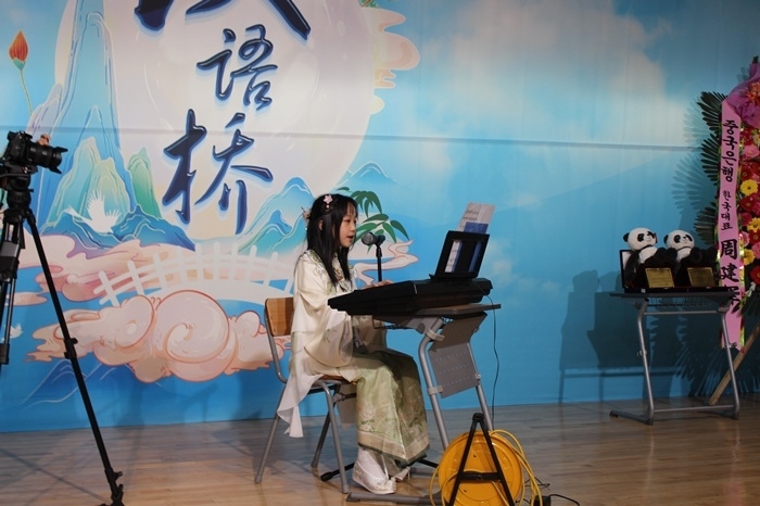 參賽選手在比賽中進(jìn)行中華才藝展示。