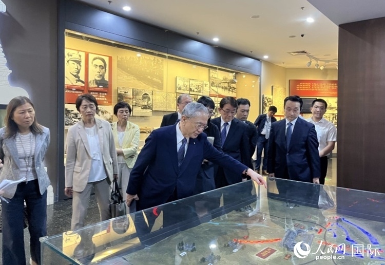 創(chuàng)價學(xué)會會長原田稔（中）與青年代表團(tuán)成員訪問中國人民抗日戰(zhàn)爭紀(jì)念館。人民網(wǎng)記者 陳思攝