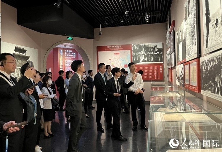 創(chuàng)價學(xué)會青年代表團(tuán)成員在中國人民抗日戰(zhàn)爭紀(jì)念館參觀。人民網(wǎng)記者 陳思攝