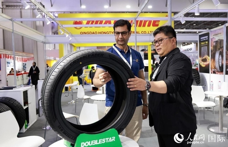 工作人員向客戶展示雙星電動(dòng)汽車輪胎。和傳統(tǒng)汽車輪胎相比，電動(dòng)汽車輪胎具有更高承載能力、更加靜音舒適、更好極速抓地、更低滾動(dòng)阻力等特點(diǎn)。人民網(wǎng)記者 管克江攝