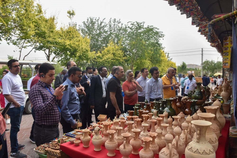 2023年5月31日，阿拉伯國家聯(lián)盟代表團一行在新疆喀什古城參觀訪問。新華社記者 高晗 攝